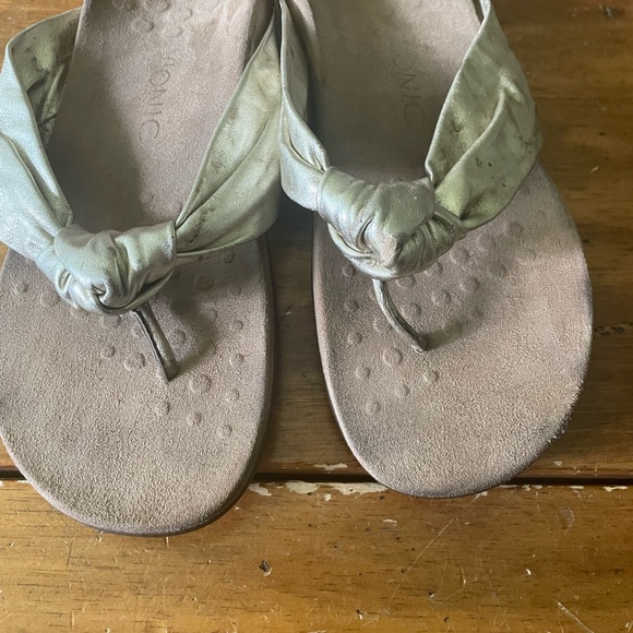 Vionic Orthaheel Pippa Metallic Gold Knot Flip Flop Sandals Size 8.5 - Picture 3 of 7